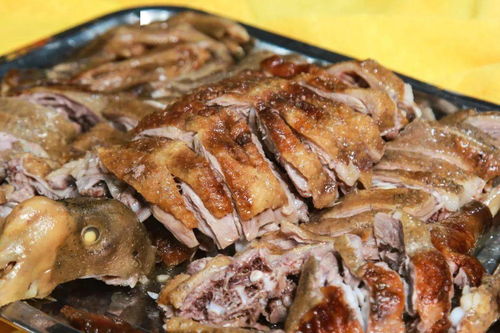 膻 动灵魂 ▎表皮酥脆 内里鲜嫩的烤全羊新鲜出炉 这个周末去 lo喂